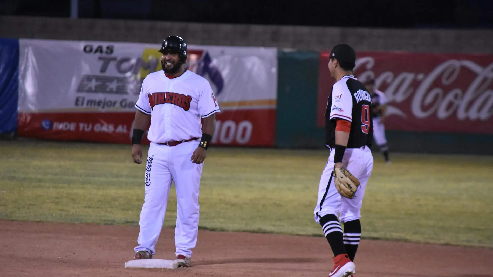 Edgar Jiménez luciendo la franela de los Mineros de Parral   